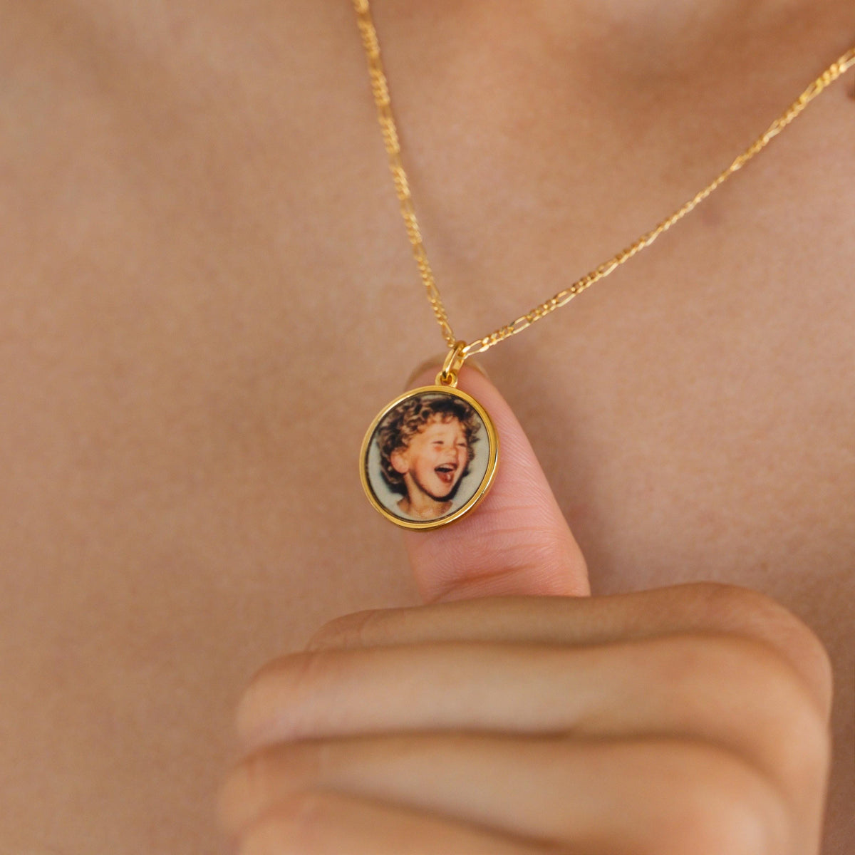 Circle Photo Frame Necklace — photo 1