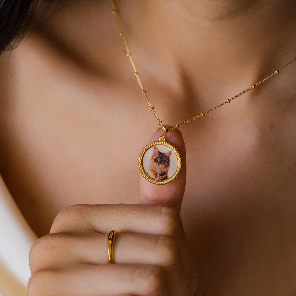 Trim Circle Photo Frame Necklace — photo 1