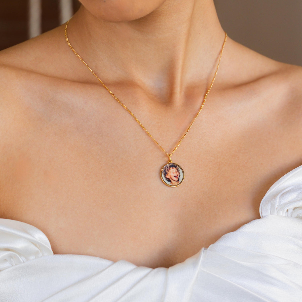 Circle Photo Frame Necklace — photo 2