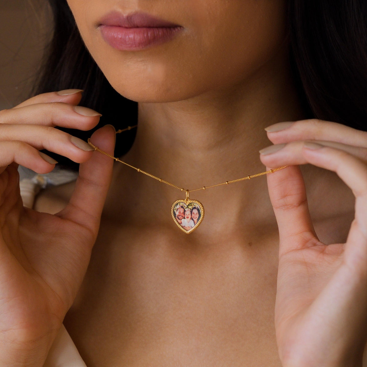 Trim Heart Photo Frame Necklace — photo 2