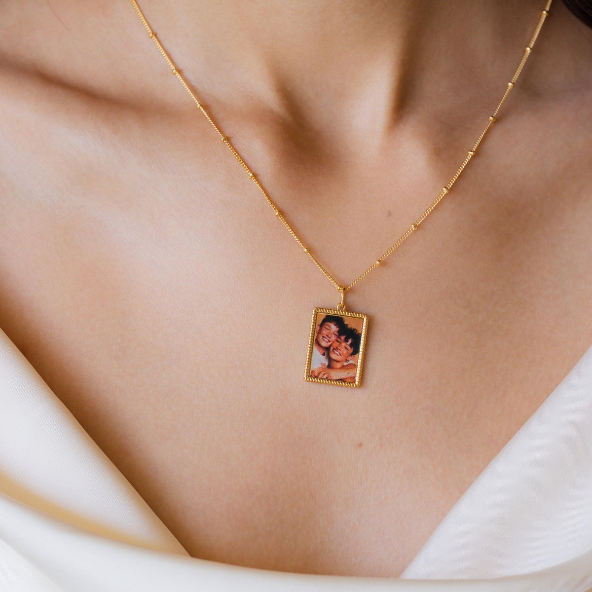 Trim Rectangle Photo Frame Necklace — photo 3