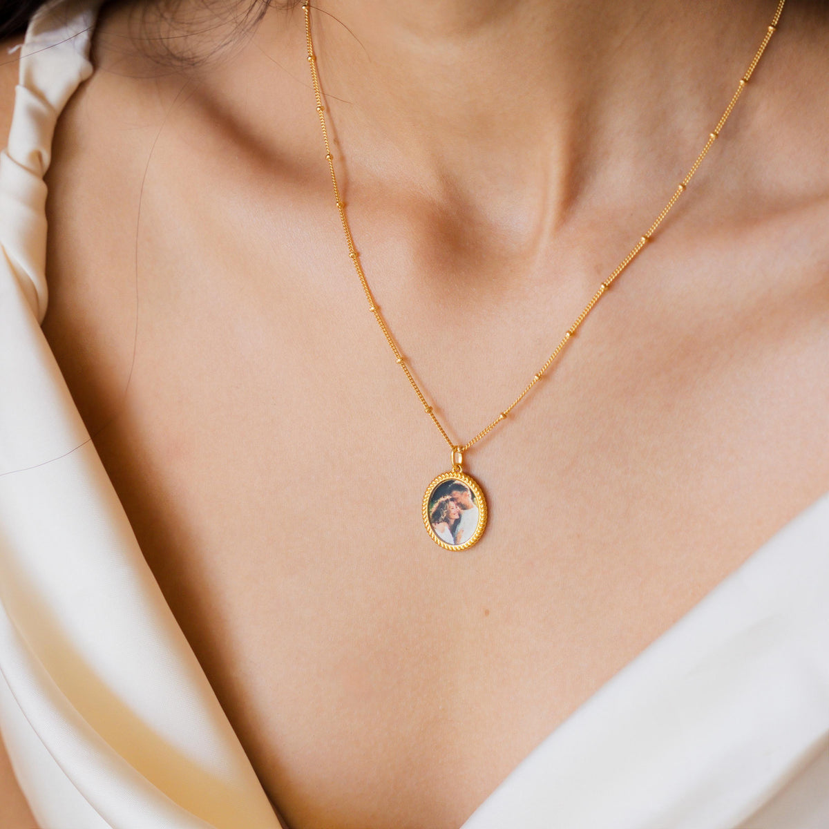 Trim Circle Photo Frame Necklace — photo 3