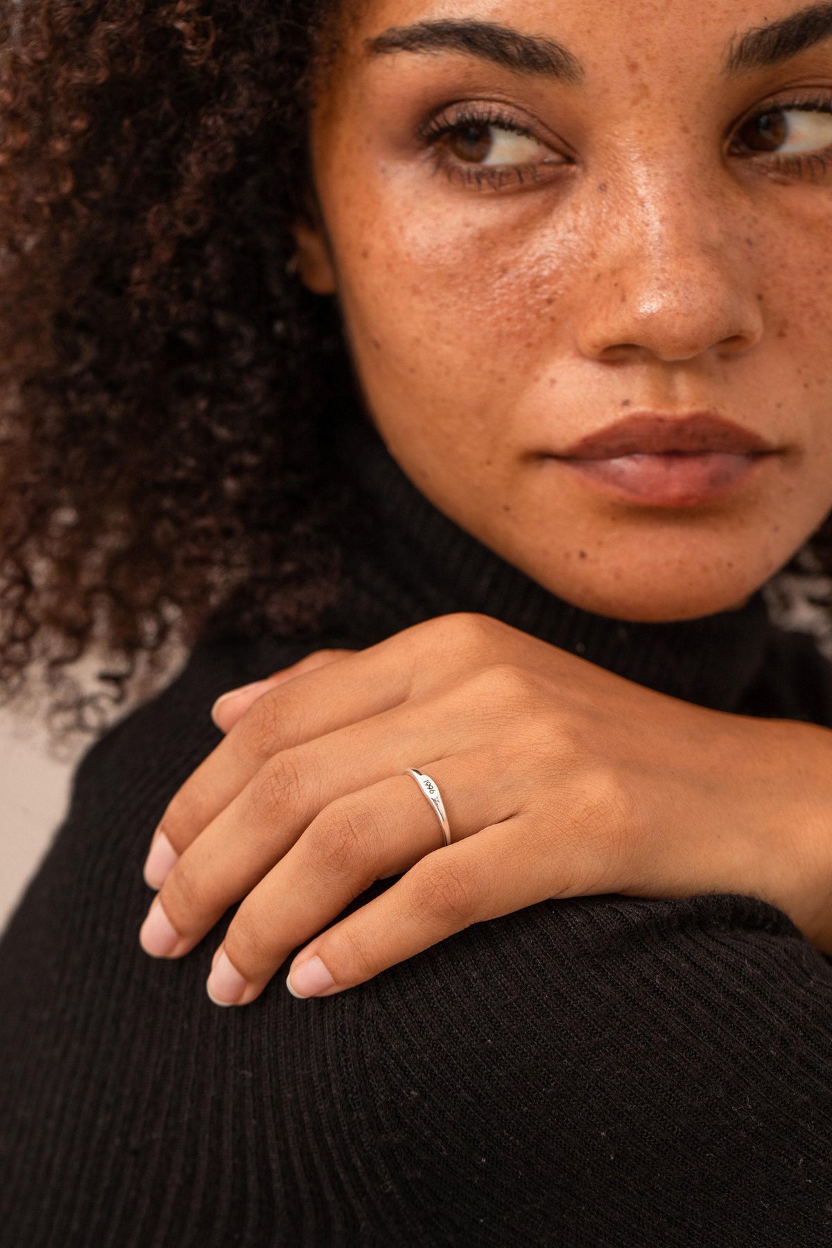 Mini Oval Name Ring — photo 4