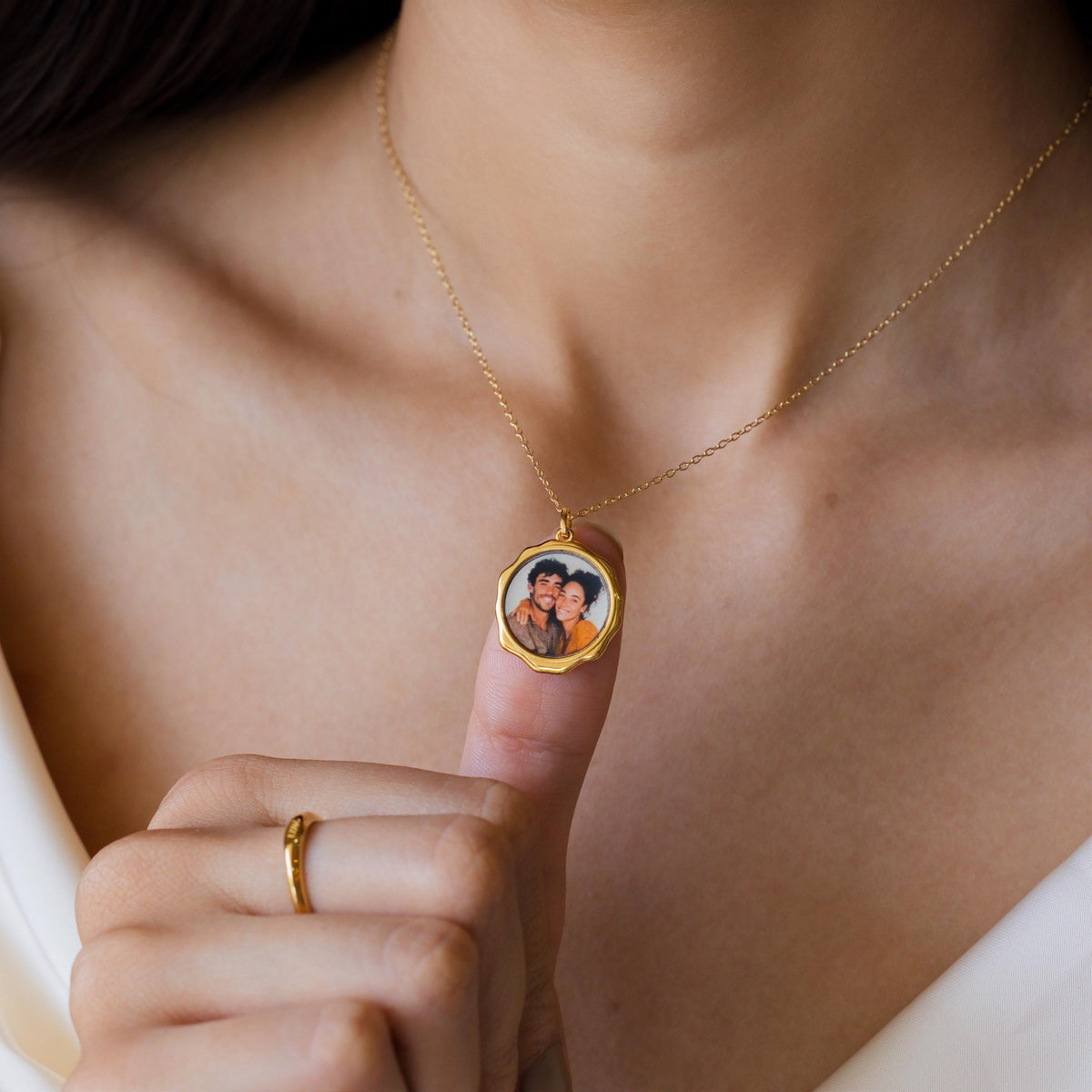 Organic Circle Photo Frame Necklace — photo 1