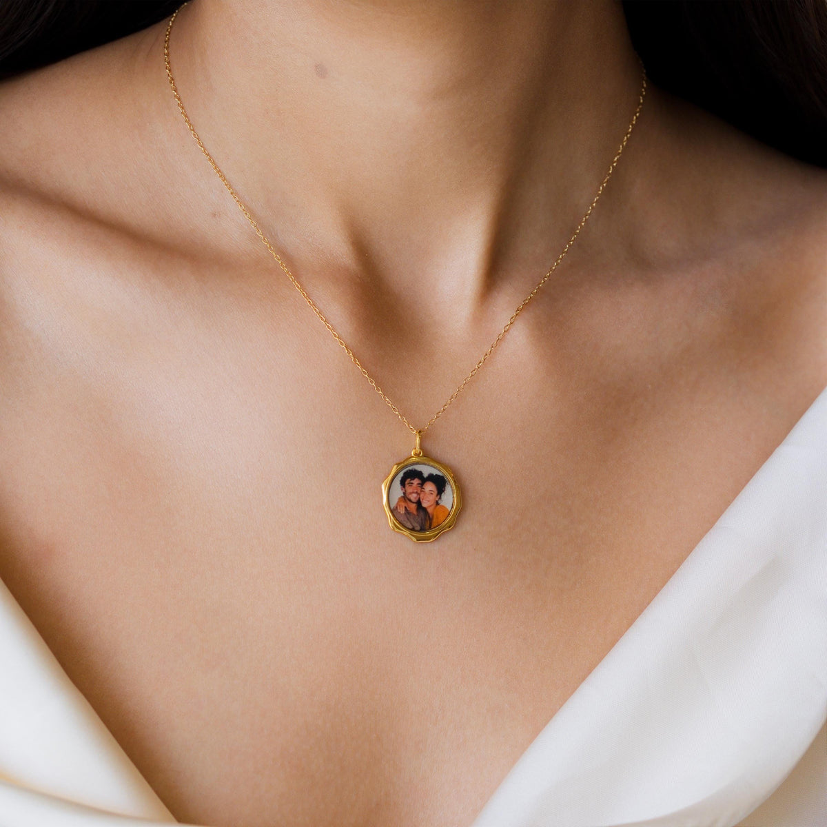 Organic Circle Photo Frame Necklace — photo 2