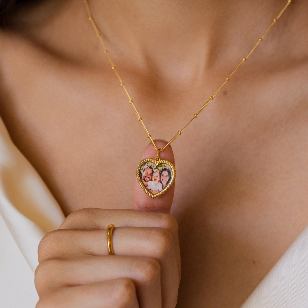 Trim Heart Photo Frame Necklace — photo 1