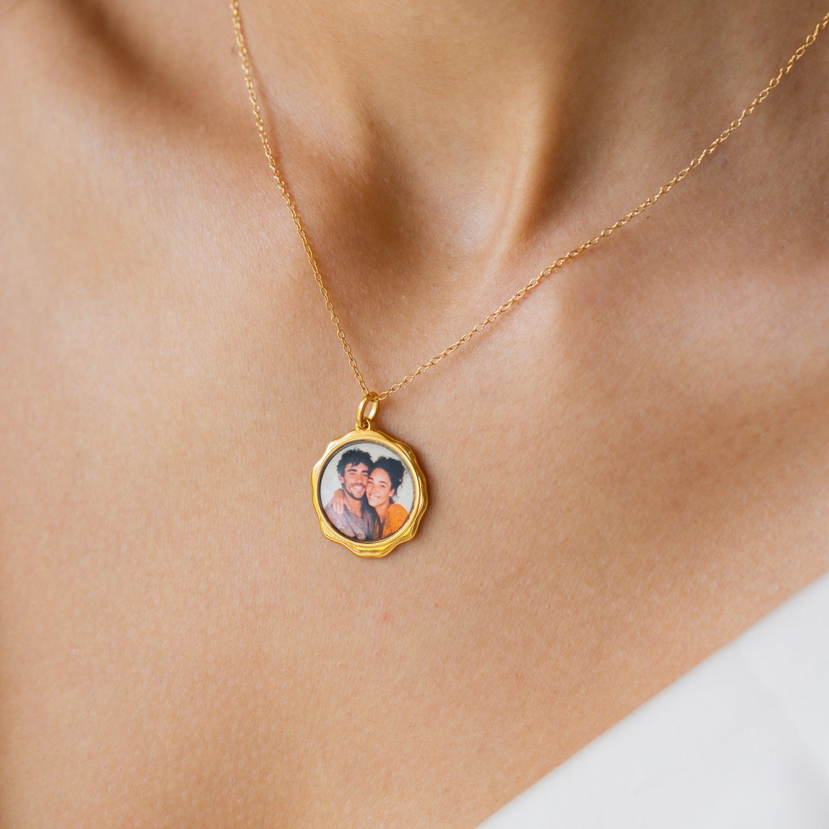 Organic Circle Photo Frame Necklace — photo 3