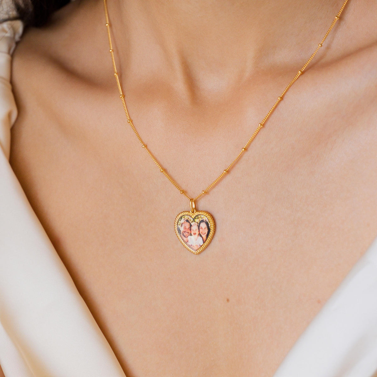 Trim Heart Photo Frame Necklace — photo 3