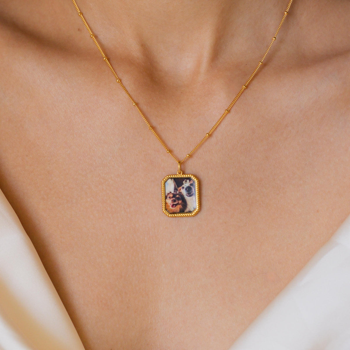 Trim Rectangle Photo Frame Necklace — photo 4