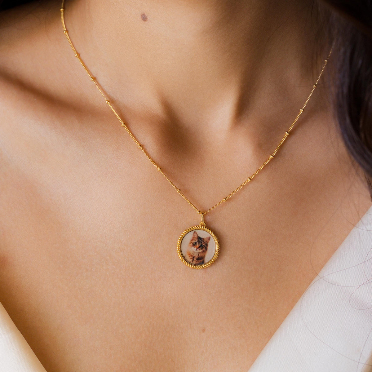Trim Circle Photo Frame Necklace — photo 2