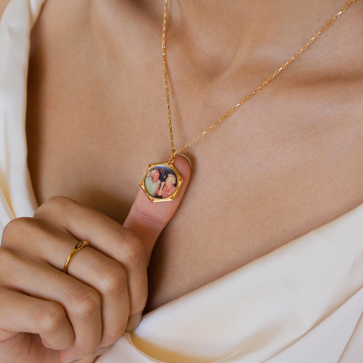 Birthstone Circle Photo Frame Necklace — photo 2